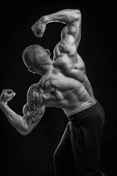 Muscle man met tatoeages — Stockfoto