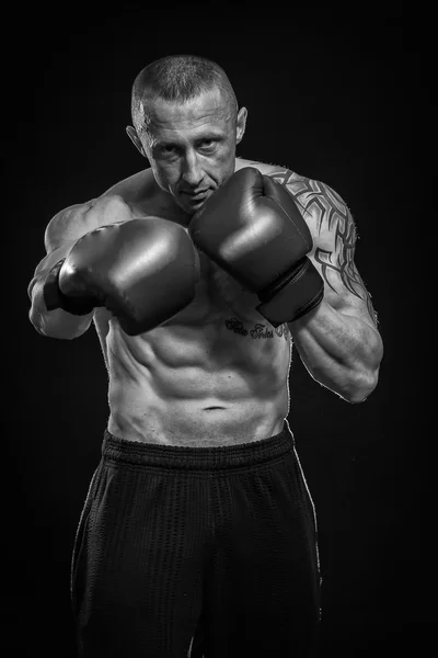 Man with tattoo boxing — Stock Photo, Image