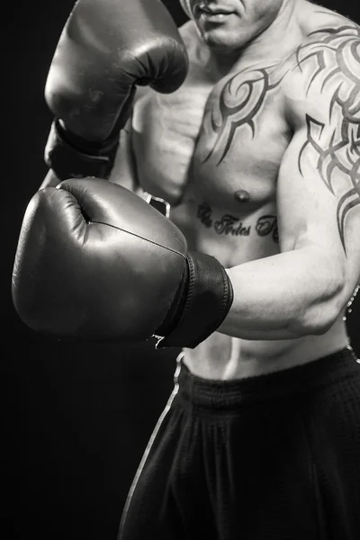 Adam dövme boks ile — Stok fotoğraf