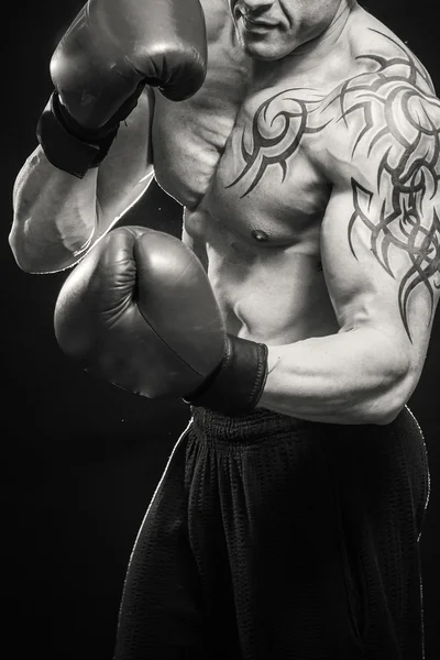 Hombre con tatuaje boxeo — Foto de Stock