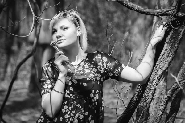 Blond im Wald — Stockfoto