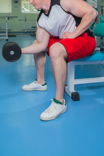 Mann mit Hanteln — Stockfoto