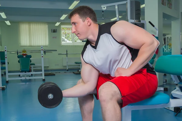 Männertraining mit Hantel — Stockfoto