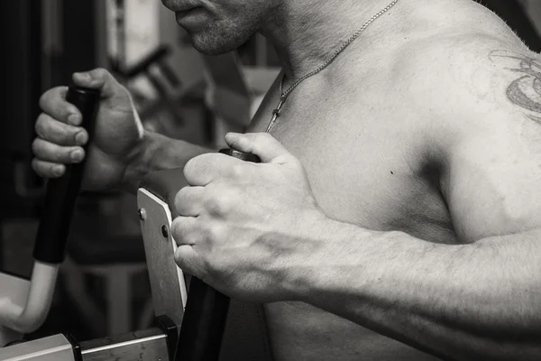 Homme dans la salle de gym — Photo