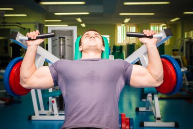 Spor salonundaki adam.