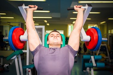 Spor salonundaki adam.