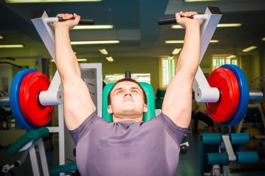 Spor salonundaki adam.