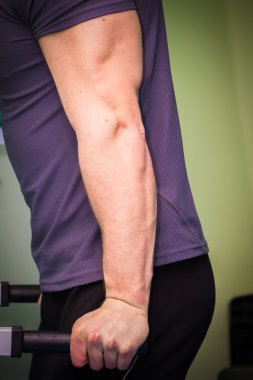 Spor salonundaki adam.