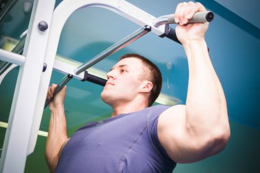 Spor salonundaki adam.