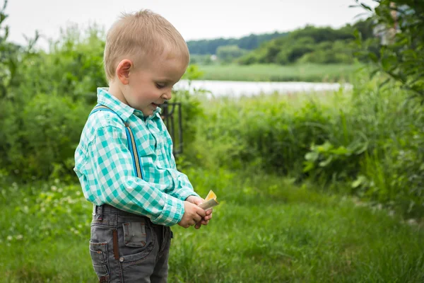 Malý chlapec na přírodu — Stock fotografie