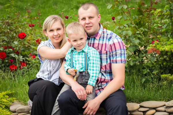 Familie im Park — Stockfoto