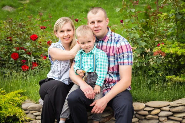 Familie in het park — Stockfoto