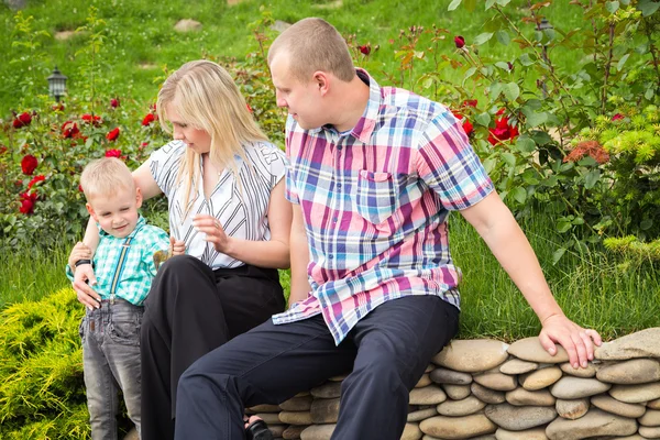 Familj i parken — Stockfoto