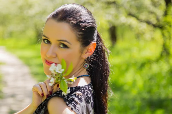 Mulher no fundo da primavera — Fotografia de Stock