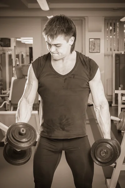 Hombre haciendo ejercicio con pesas — Foto de Stock