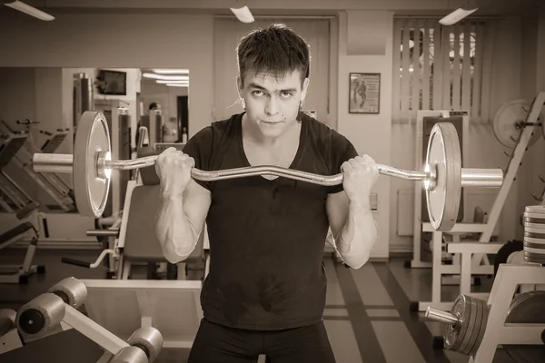 Hombre entrenamiento con barra —  Fotos de Stock