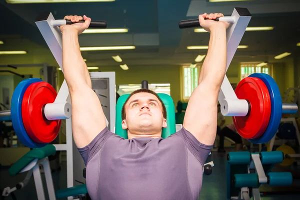 Mann trainiert im Fitnessstudio — Stockfoto