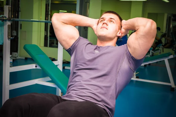 Man aan het trainen in de sportschool — Stockfoto