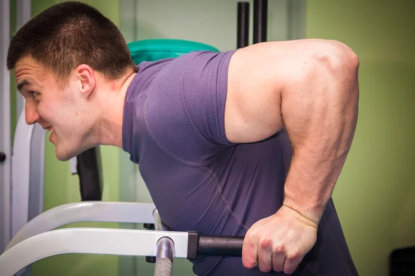 Hombre haciendo ejercicio en el gimnasio — Foto de Stock