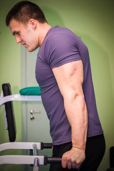 Hombre haciendo ejercicio en el gimnasio — Foto de Stock