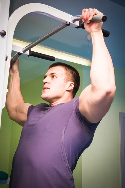 Homme travaillant dans la salle de gym — Photo