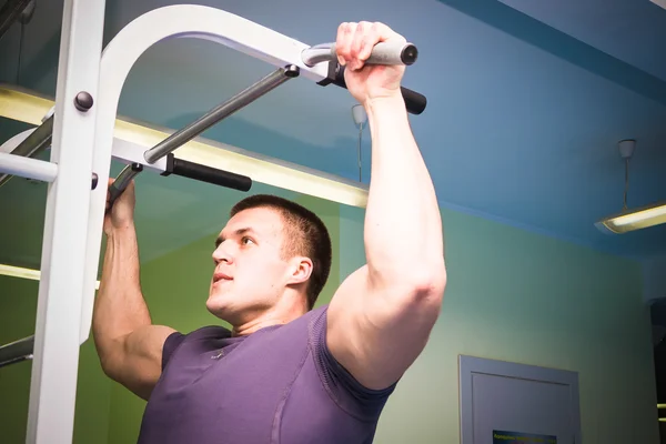 Man aan het trainen in de sportschool — Stockfoto