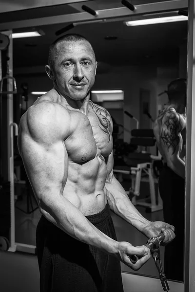 Hombre en el gimnasio —  Fotos de Stock