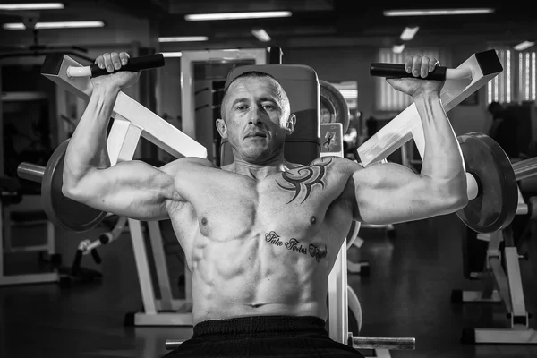 Hombre en el gimnasio — Foto de Stock