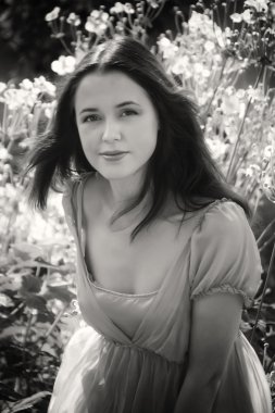 Bahçedeki güzel kız