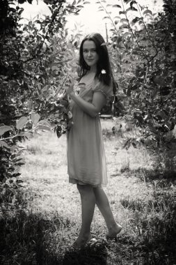 Bahçedeki güzel kız