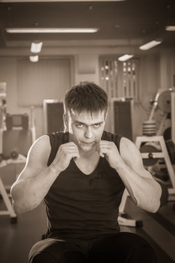 Spor salonundaki adam.