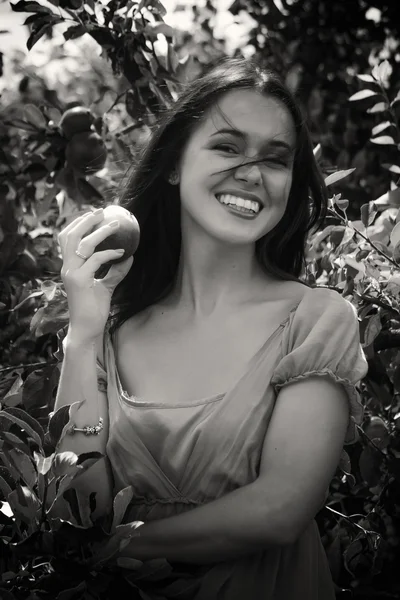 Hermosa chica en el jardín —  Fotos de Stock