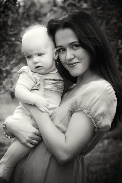Mutter und Kind umarmen sich — Stockfoto