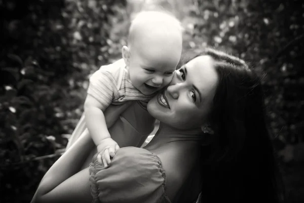 Мати і дитина посміхаються — стокове фото