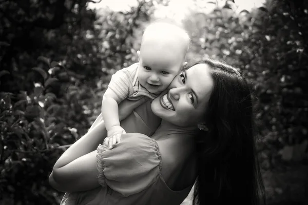 Moeder en kind glimlachen — Stockfoto