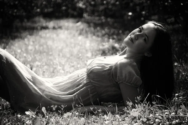 Brunette couchée dans l'herbe — Photo