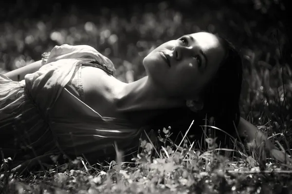 Brunette couchée dans l'herbe — Photo