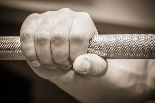 Hand met barbell — Stockfoto