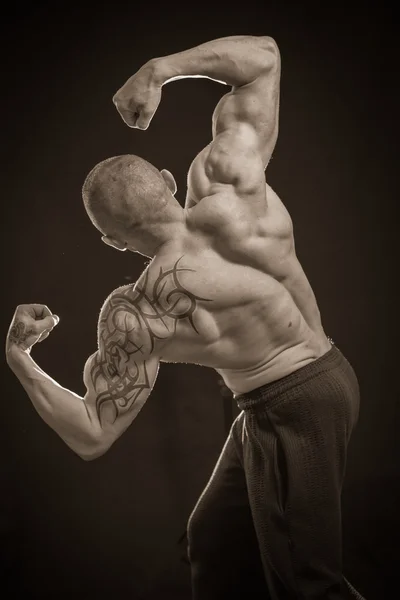 入れ墨をした筋肉マン — ストック写真