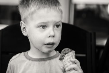 Küçük çocuk dondurma yiyor..