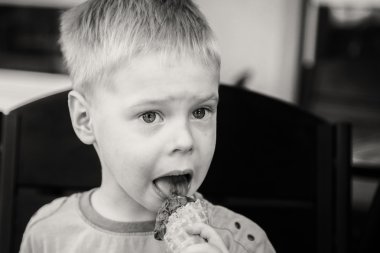 Küçük çocuk dondurma yiyor..