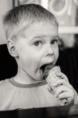 Küçük çocuk dondurma yiyor..