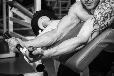 adam dövme salonunda