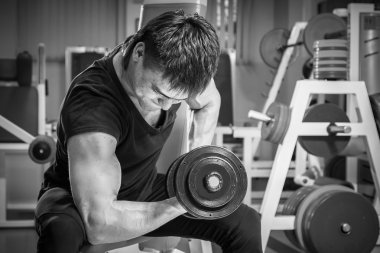 adam dumbbells ile bir spor salonu
