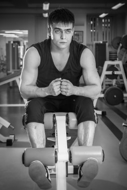 Güçlü adam spor salonunda eğitim