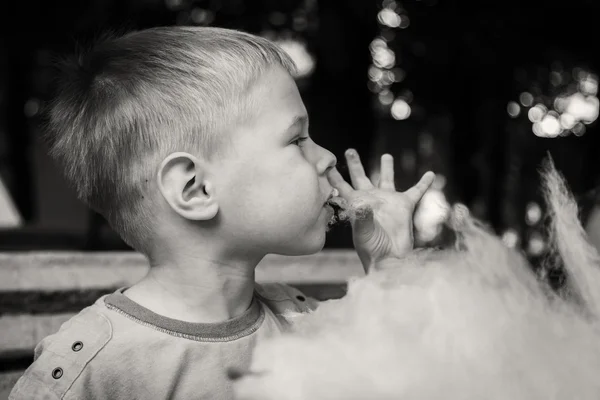 Мальчик ест сладкую сахарную вату — стоковое фото