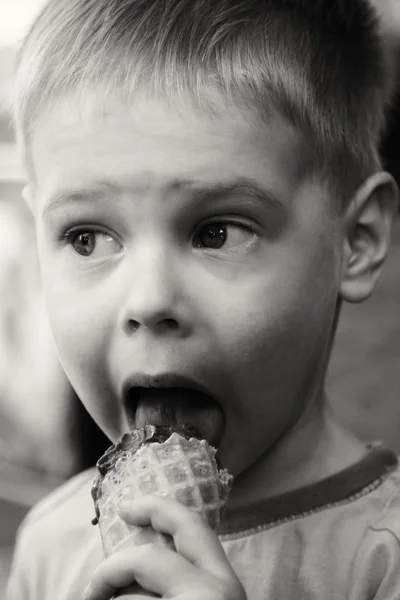 Маленький хлопчик їсть морозиво . — стокове фото