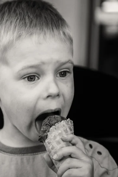 Piccolo ragazzo mangiare gelato. — Foto Stock