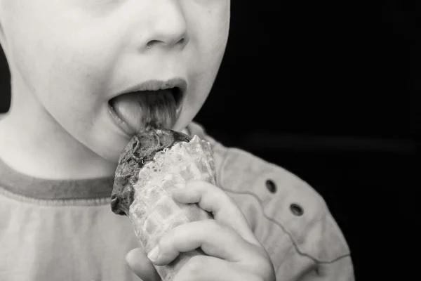 Petit garçon manger de la crème glacée. — Photo