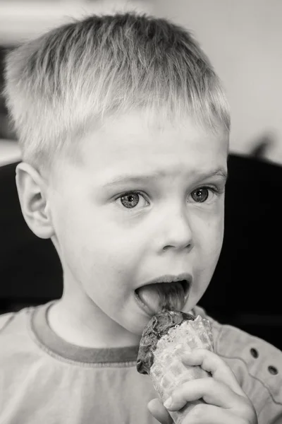 लहान मुलगा आईस्क्रीम खातो . — स्टॉक फोटो, इमेज
